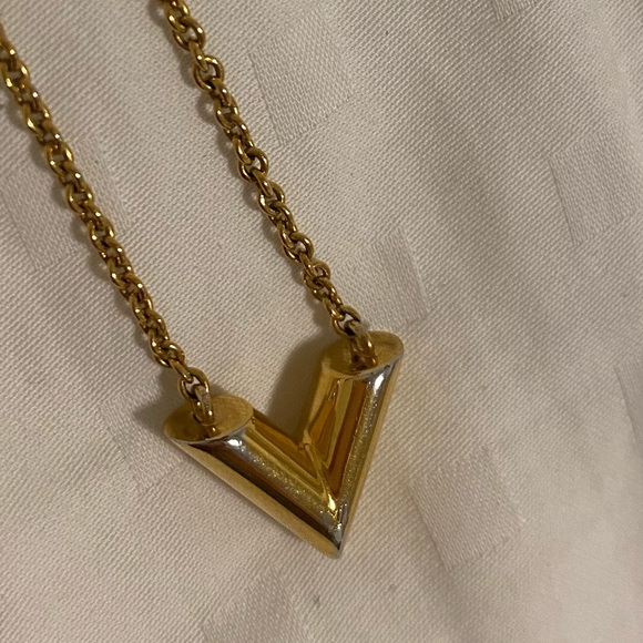 Authentic Louis Vuitton Necklace Essential V Pendant Gold Metal - Picture 5 of 8